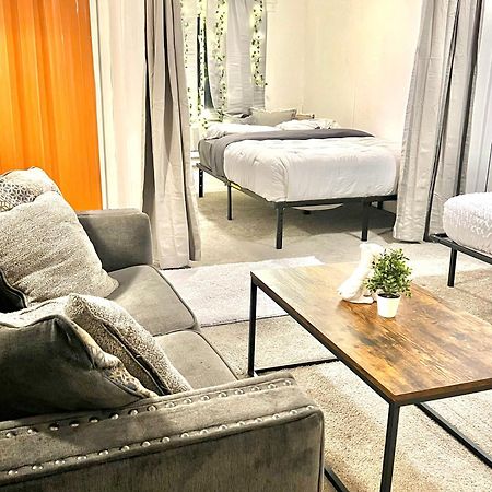 Two Bedroom Villa Studio With Fireplace & Living Room Detroit Kültér fotó